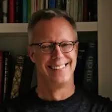 استیون پترو (Steven Petrow)، روزنامه‌نگار، نویسنده و متخصص آداب معاشرت در عصر دیجیتال اهل آمریکا است. او به خاطر ستون‌های خود در روزنامه‌های معتبری مانند واشنگتن پست و نیویورک تایمز شناخته می‌شود که در آن‌ها به مسائل مربوط به آداب اجتماعی، سلامتی و روابط در دنیای مدرن می‌پردازد. پترو با نگاهی به‌روز و کاربردی، راهنمایی‌هایی برای مواجهه با چالش‌های جدید ارتباطی، از جمله در شبکه‌های اجتماعی، ارائه می‌دهد.